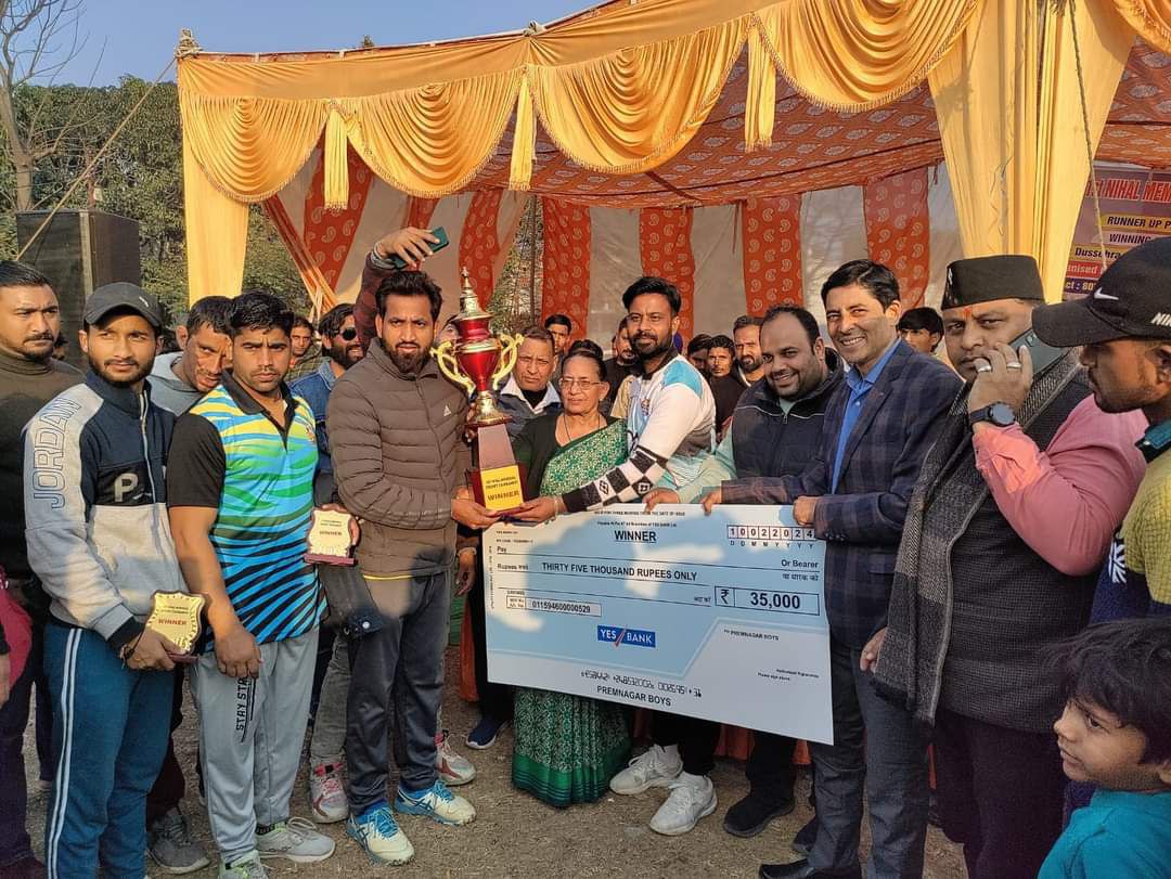 Savita Kapoor in a discussion with party members