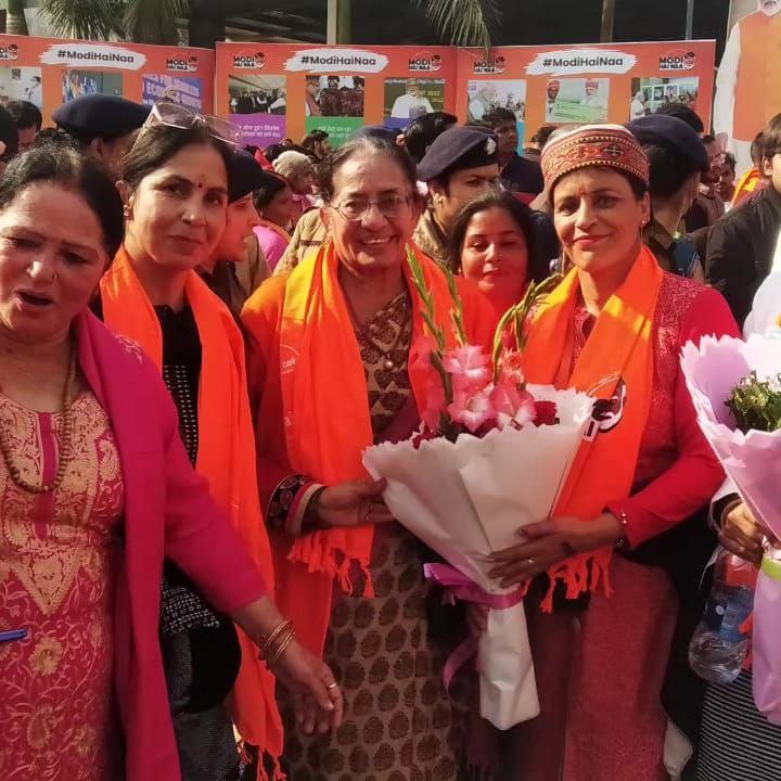 Savita Kapoor with fellow BJP members